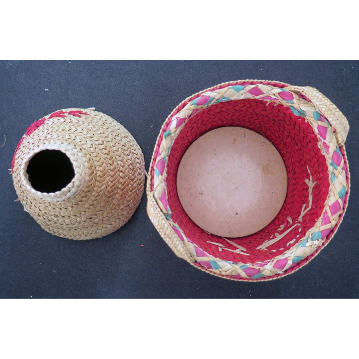 Habillage en raphia coloré d'une bouteille de porto h 20 cm et diamètre 12 cm