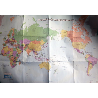 Carte du Monde centrée sur l'Asie par Handicap International 60 x 60 cm