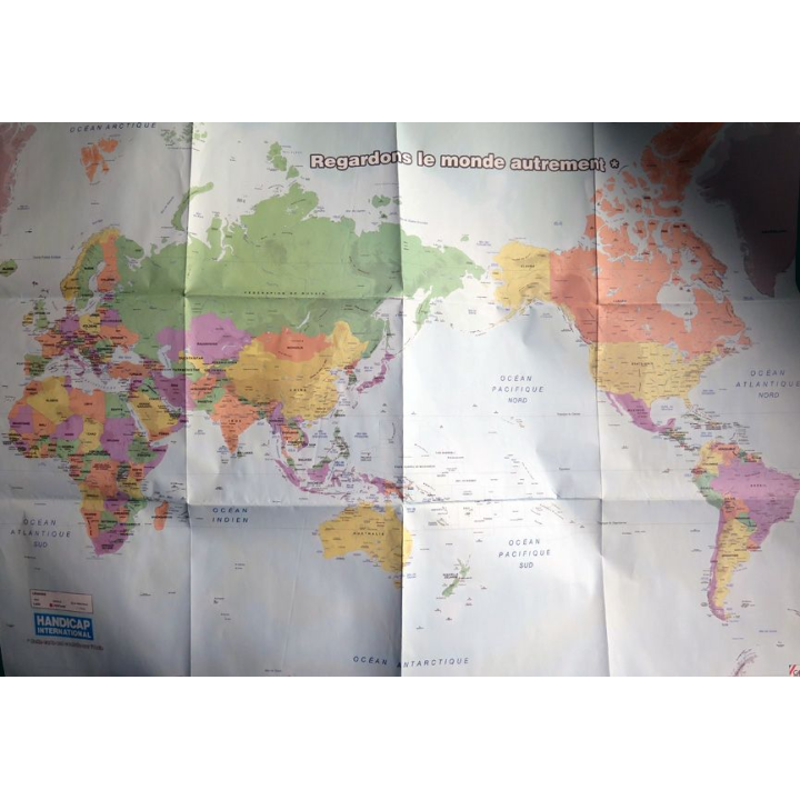 Carte du Monde centrée sur l'Asie par Handicap International 60 x 60 cm
