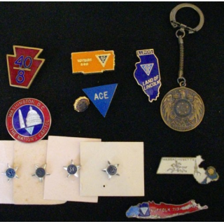 USA : LOT DE 13 INSIGNES ET SOUVENIR DE L'AMERICAN LEGION