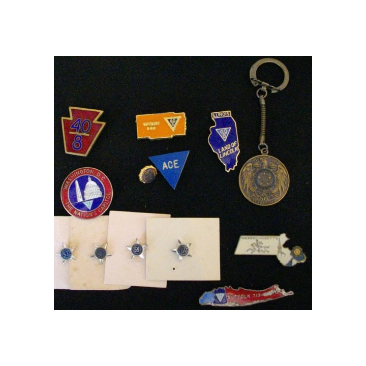 USA : LOT DE 13 INSIGNES ET SOUVENIR DE L'AMERICAN LEGION