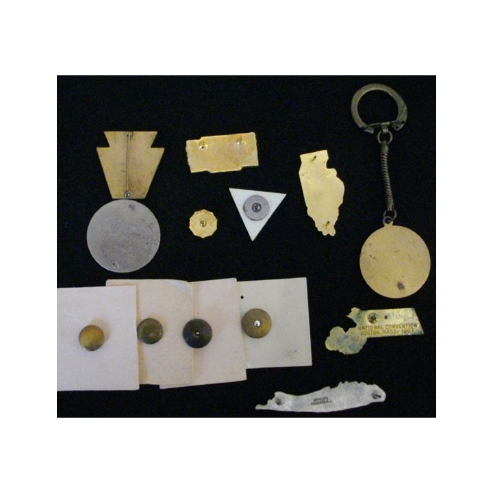 USA : LOT DE 13 INSIGNES ET SOUVENIR DE L'AMERICAN LEGION