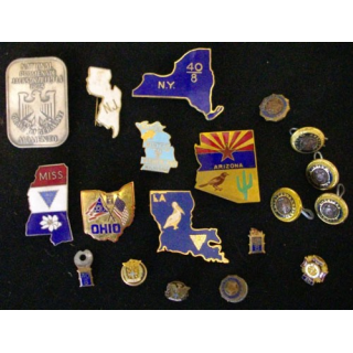 USA : LOT DE 19 INSIGNES ET SOUVENIRS DE L'AMERICAN LEGION