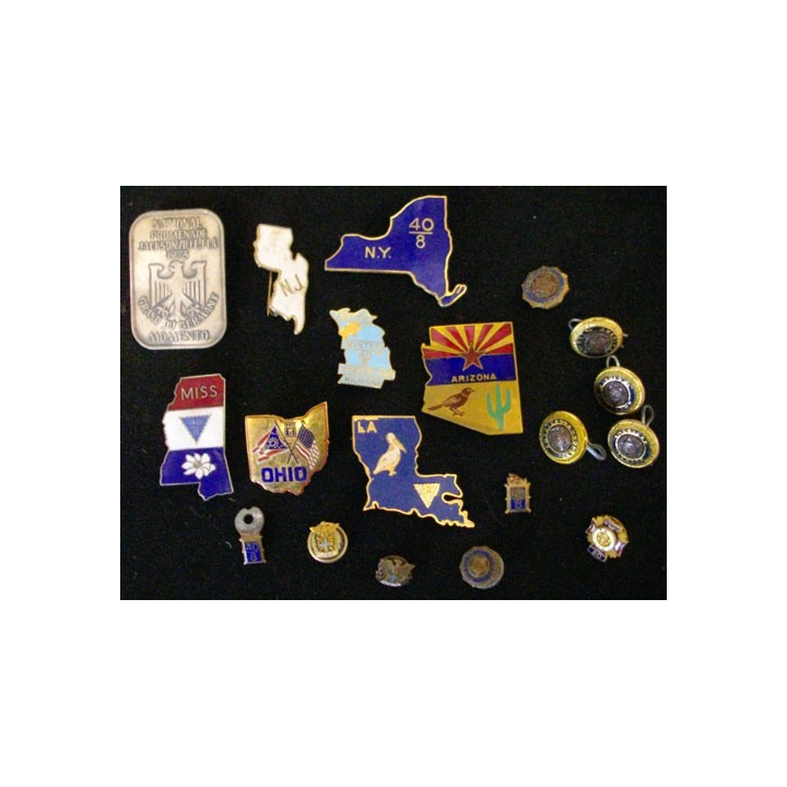 USA : LOT DE 19 INSIGNES ET SOUVENIRS DE L'AMERICAN LEGION