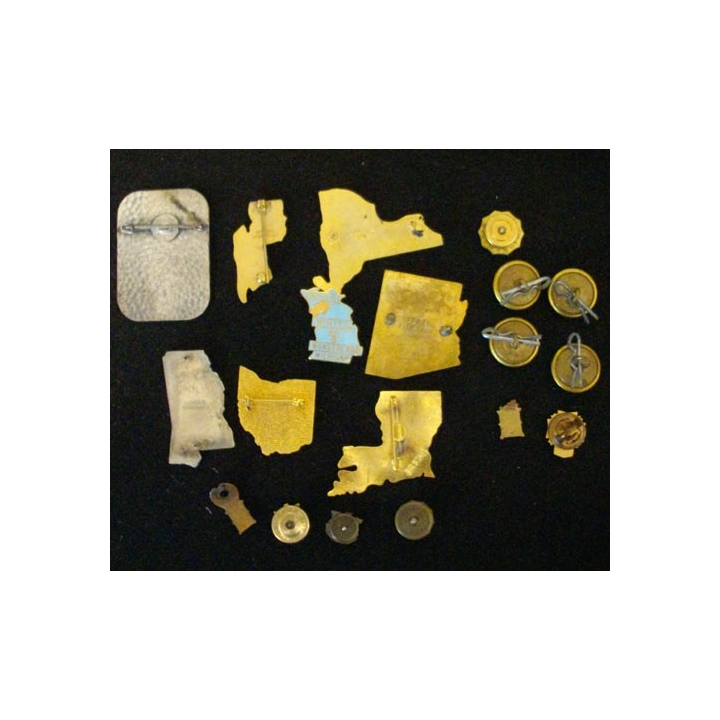 USA : LOT DE 19 INSIGNES ET SOUVENIRS DE L'AMERICAN LEGION