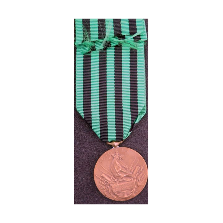 FRANCE : médaille commémorative de la guerre 1870-1871 en bronze diamètre 3 cm