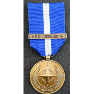 OTAN : médaille commémorative de l'OTAN avec barrette "non article 5" dans les Balkans