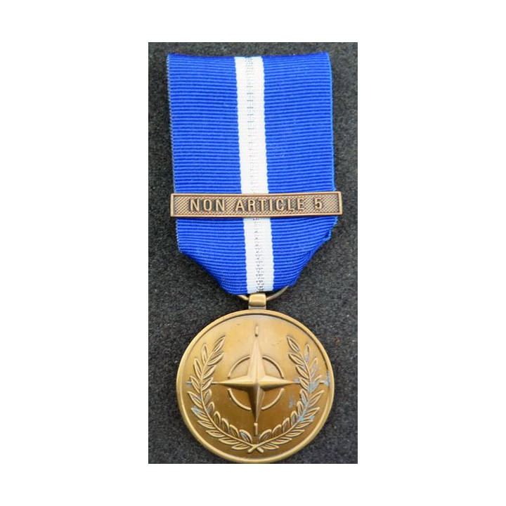 OTAN : médaille commémorative de l'OTAN avec barrette "non article 5" dans les Balkans