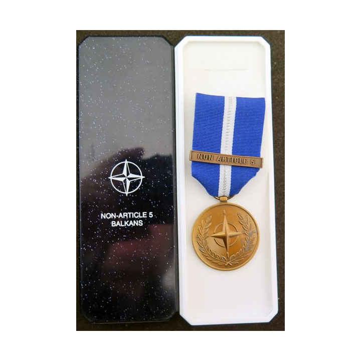 OTAN : médaille commémorative de l'OTAN avec barrette "non article 5" dans les Balkans