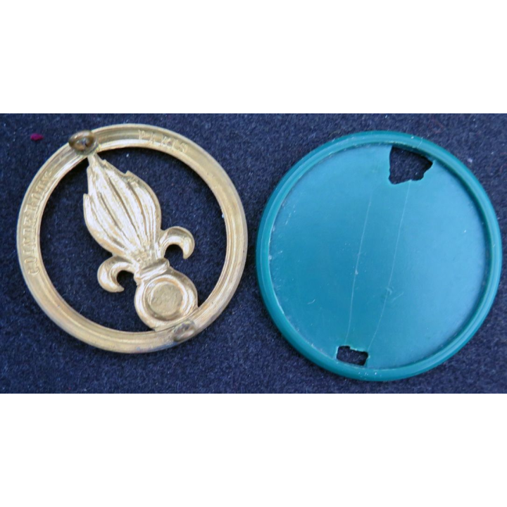Insigne de béret de la légion Fabrication Coinderoux sur son support vert
