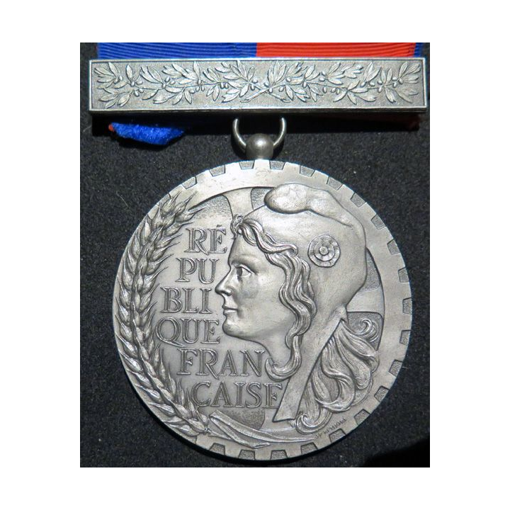Grande Médaille de cou du Conseil de Prud'hommes de Romilly sur Seine diamètre 6,5 cm en bronze argenté 1981
