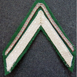 Galon de sergent ADL argenté sur tissu vert