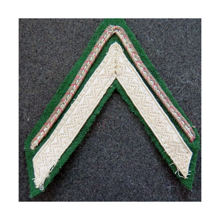 Galon de sergent ADL argenté sur tissu vert