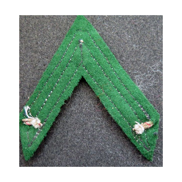Galon de sergent ADL argenté sur tissu vert