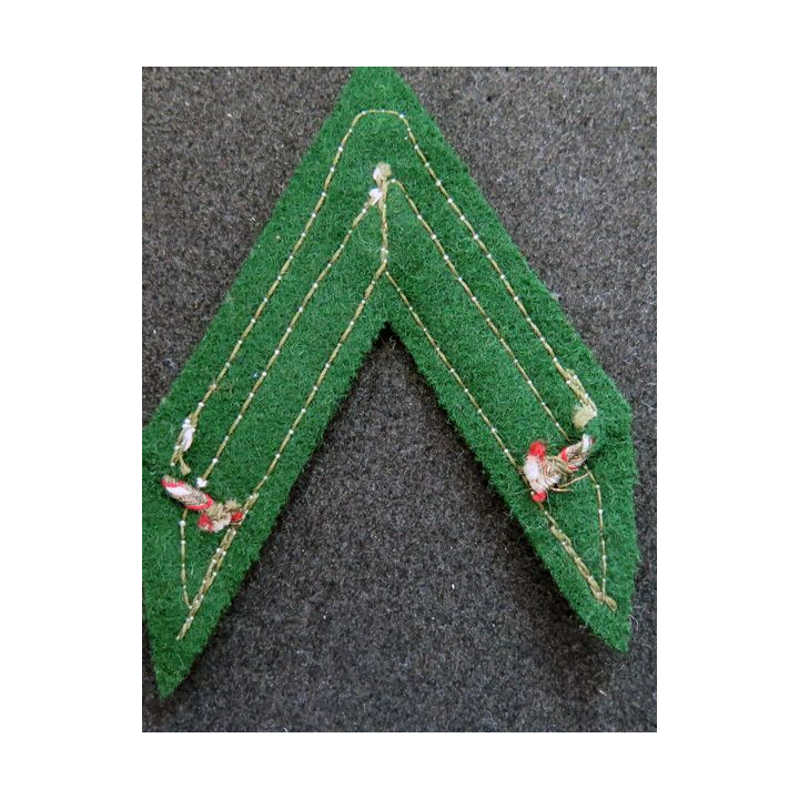 Galon de sergent ADL argenté sur tissu vert