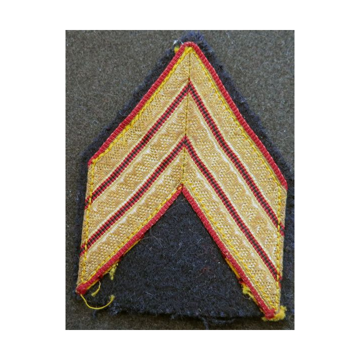Galon de Sergent Chef rouge et doré sur tissu bleu noir