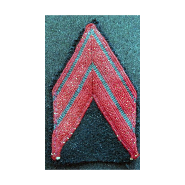 Galon de Caporal ADL rouge et doré sur tissu bleu noir avec crochets