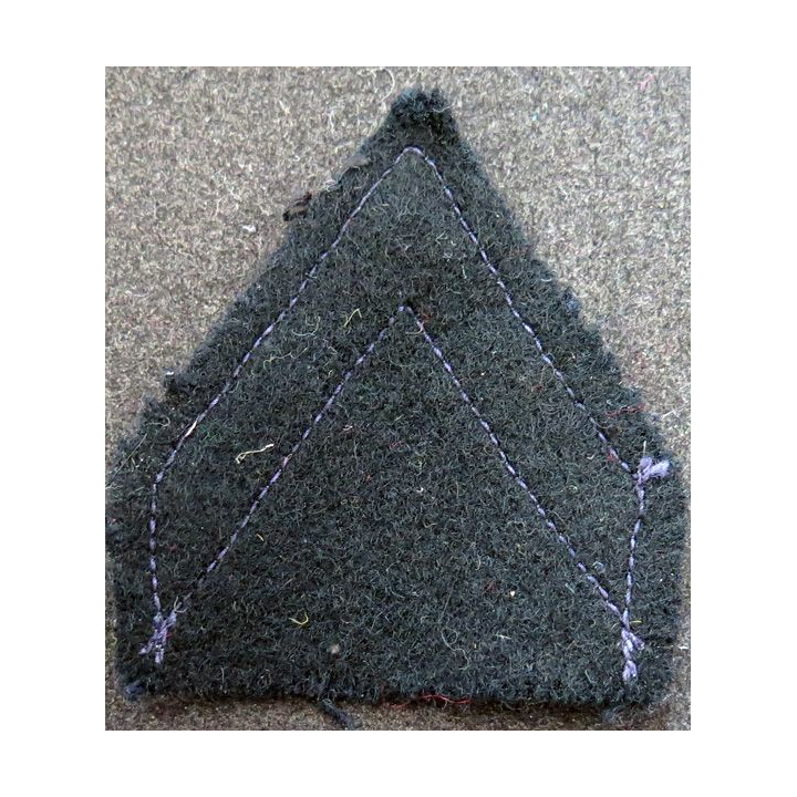 Galon de sergent ADL doré sur tissu bleu noir