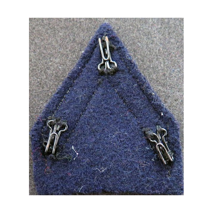 Galon de sergent ADL argenté sur tissu bleu noir avec crochets