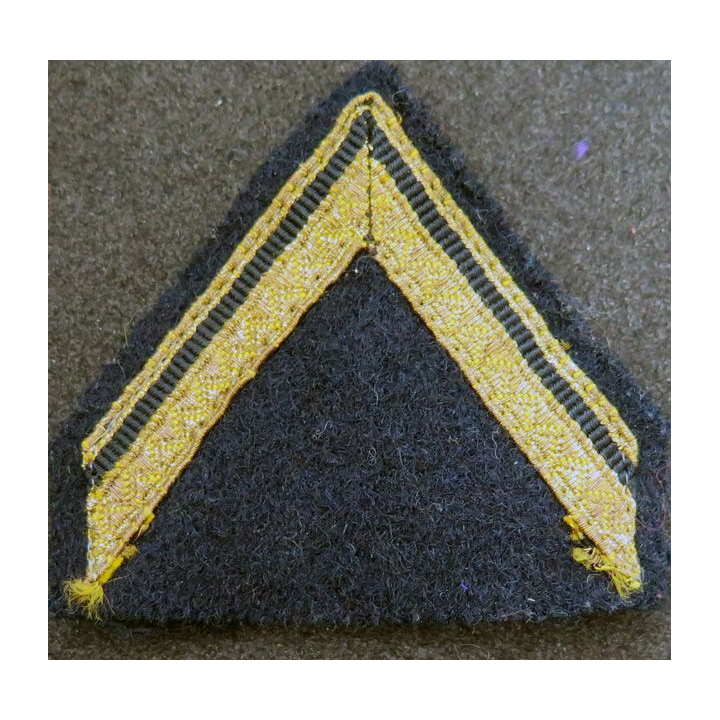 Galon de sergent ADL doré sur tissu bleu noir