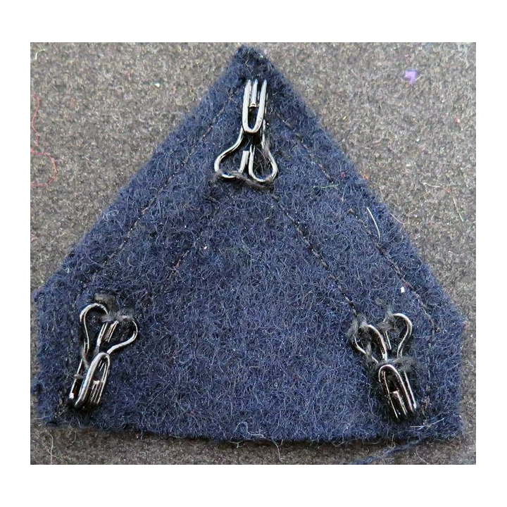 Galon de sergent ADL doré sur tissu bleu noir