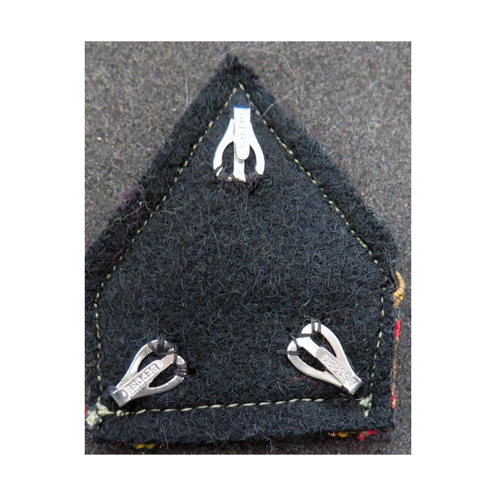 Galon de sergent ADL doré bordures rouges sur tissu  noir avec crochets
