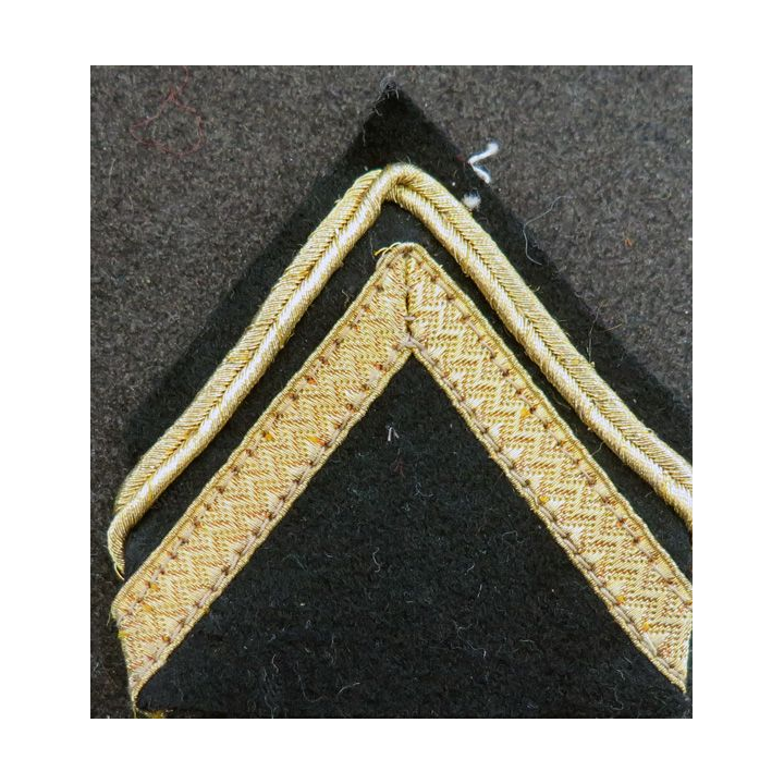 Galon de sergent ADL doré sur tissu bleu noir