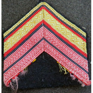 Galon de Caporal Chef ADL rouge et doré bordure rouge sur tissu bleu noir avec crochets