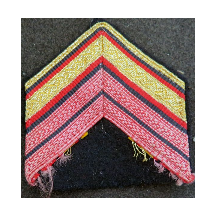 Galon de Caporal Chef ADL rouge et doré bordure rouge sur tissu bleu noir avec crochets