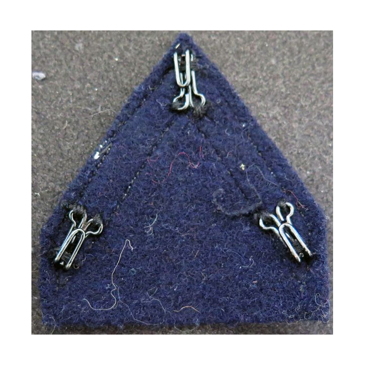 Galon de sergent ADL argenté sur tissu bleu noir avec crochets