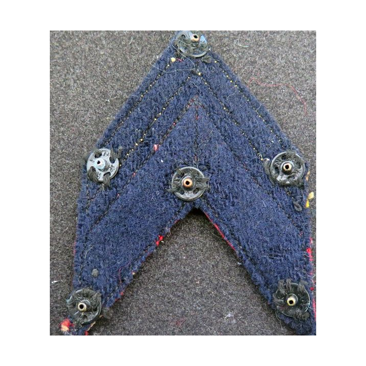Galon de Caporal Chef PDL rouge et doré sur tissu bleu noir avec boutons pression