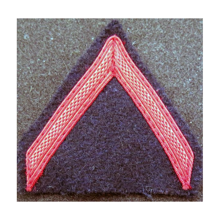 Galon de 1° Classe rouge sur tissu  bleu noir