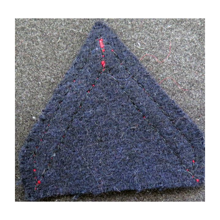 Galon de 1° Classe rouge sur tissu  bleu noir