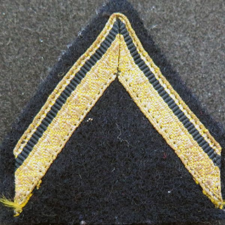 Galon de sergent ADL doré sur tissu  bleu noir avec crochets