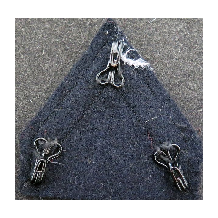 Galon de sergent ADL doré sur tissu  bleu noir avec crochets