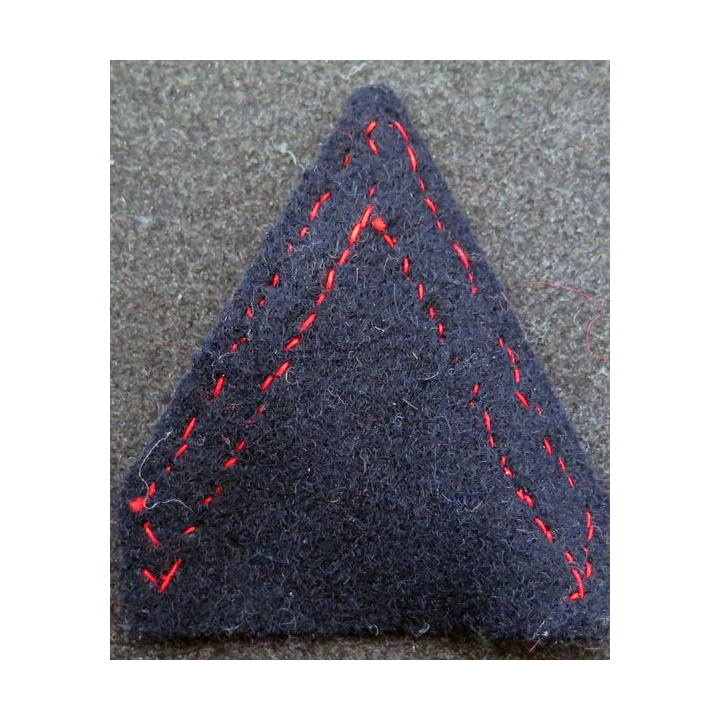 Galon de 1° Classe PDL rouge sur tissu  bleu noir