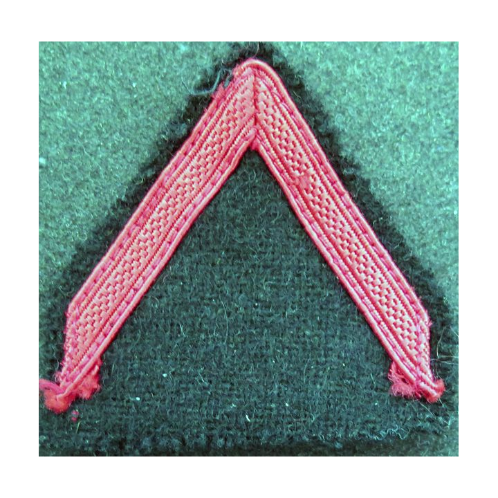 Galon de 1° Classe rouge sur tissu  bleu noir 