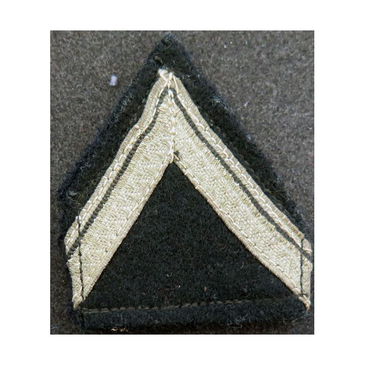 Galon de sergent ADL doré sur tissu  bleu noir avec traces de colle 