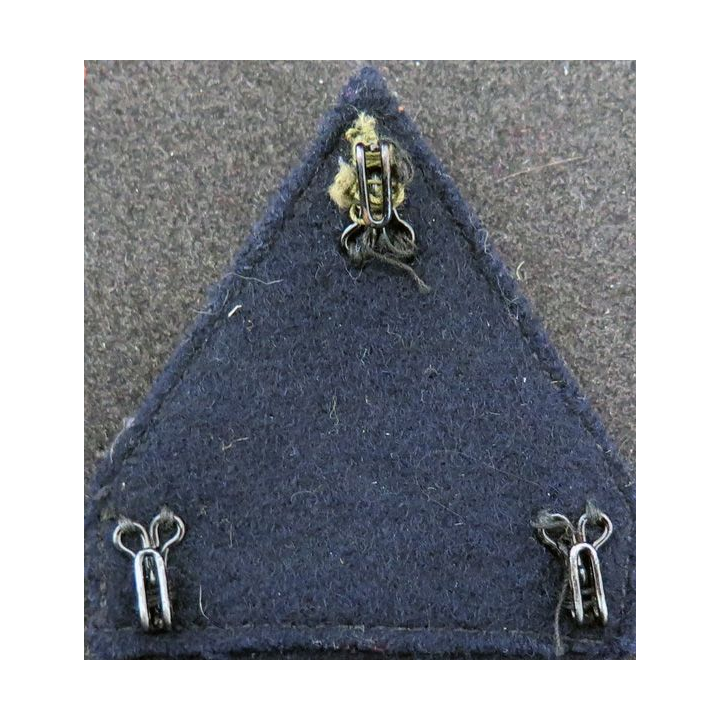 Galon de sergent ADL argenté sur tissu bleu noir avec crochets