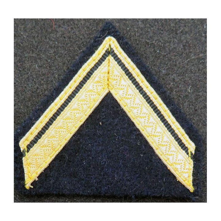 Galon de sergent ADL doré sur tissu bleu noir