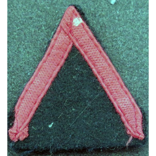 Galon de 1° Classe PDL rouge sur tissu  bleu noir avec traces de colle