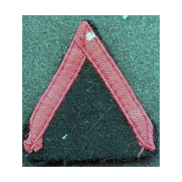 Galon de 1° Classe PDL rouge sur tissu  bleu noir avec traces de colle