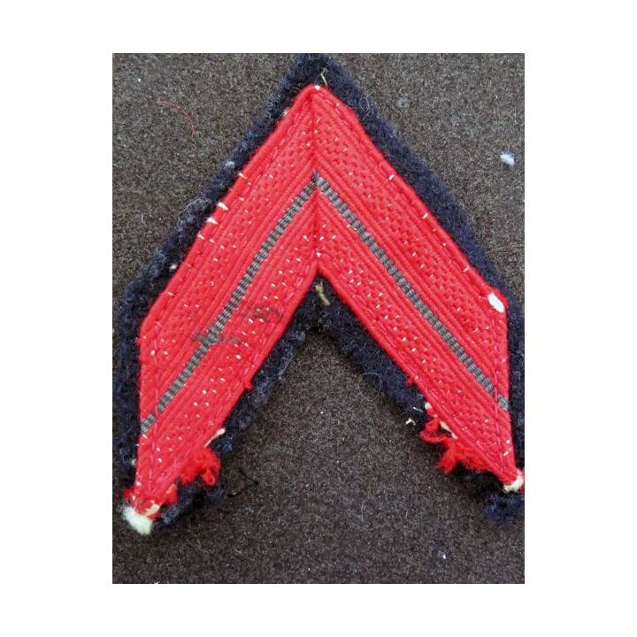 Galon de Caporal PDL rouge sur tissu bleu noir