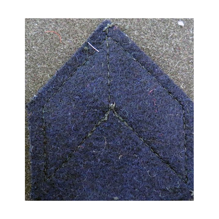 Galon de Sergent Chef argenté sur tissu bleu noir