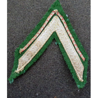 Galon de sergent ADL argenté sur tissu vert