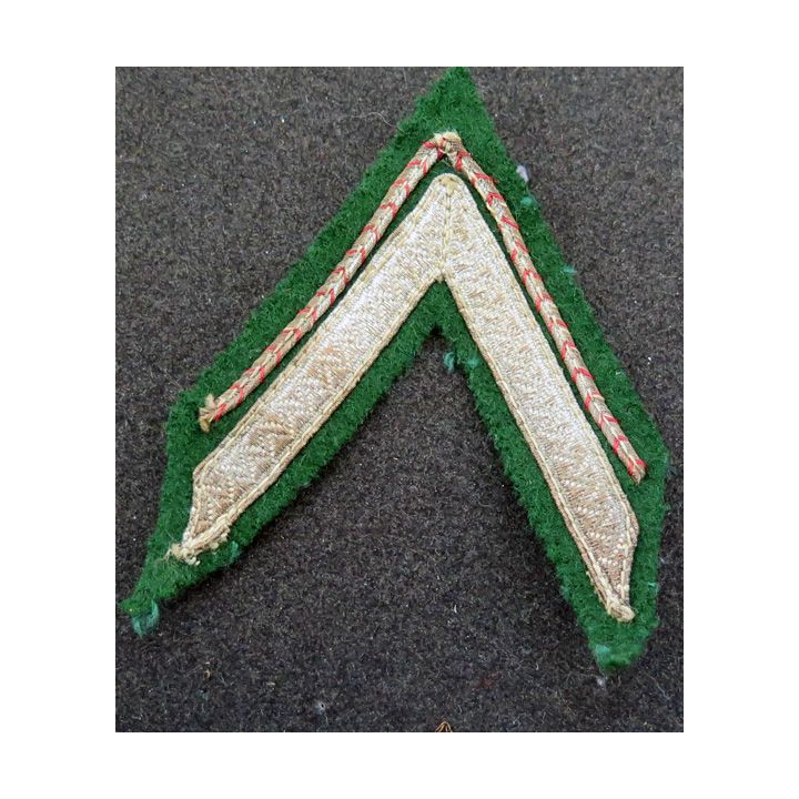Galon de sergent ADL argenté sur tissu vert