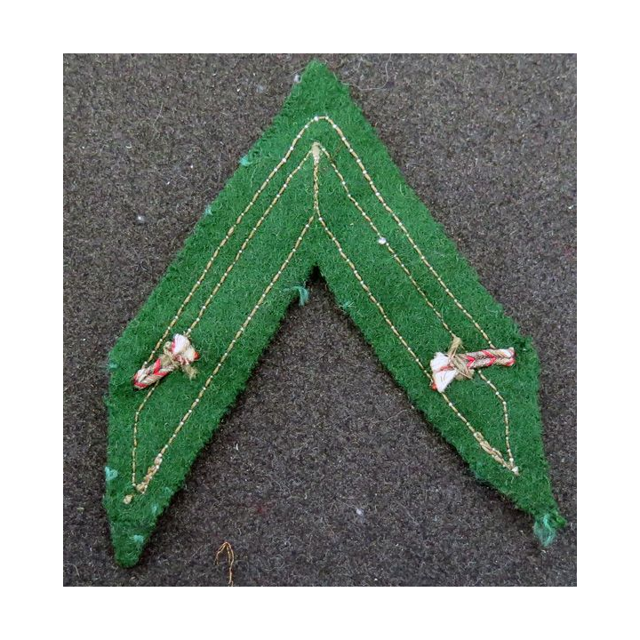 Galon de sergent ADL argenté sur tissu vert