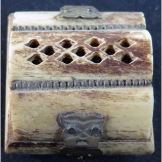 Boitier à bijoux en os de 5,8 x 5,7 x 4 cm tapissé d'un velours marron.