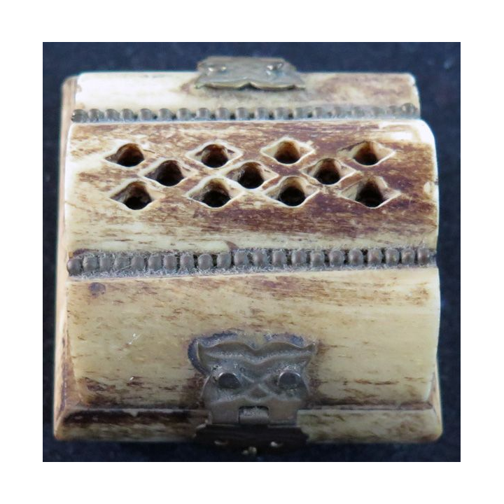 Boitier à bijoux en os de 5,8 x 5,7 x 4 cm tapissé d'un velours marron.