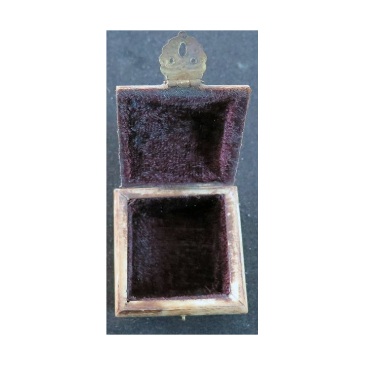 Boitier à bijoux en os de 5,8 x 5,7 x 4 cm tapissé d'un velours marron.